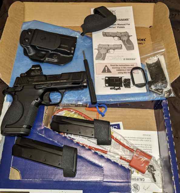 Csx-E 3.1&quot; like new in box w/iwb holster