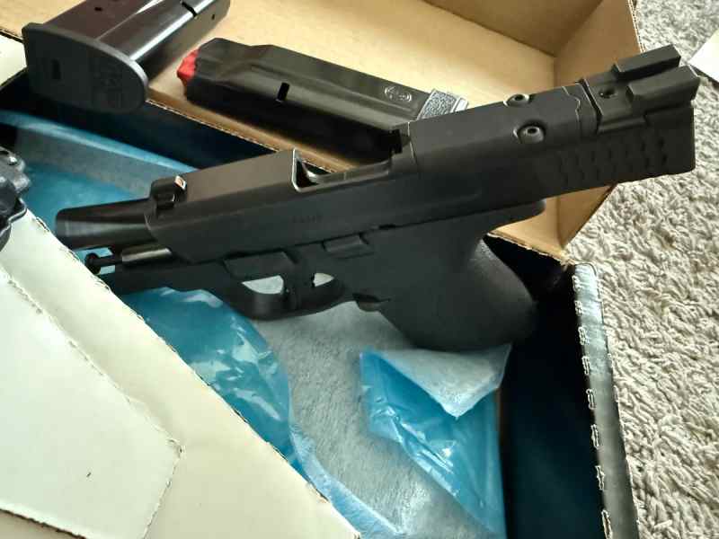 M&amp;P9 Shield plus with Optics Ready 