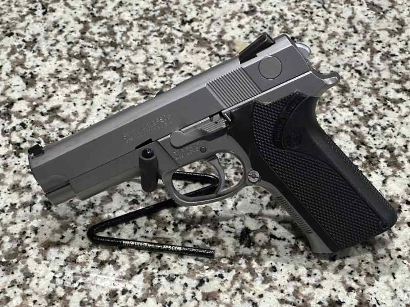 S&amp;W 4046 .40 cal Third-Gen Semi-Auto